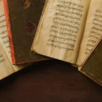 Stapel offener alter Bücher in arabischer Sprache. Altes arabisches Manuskript