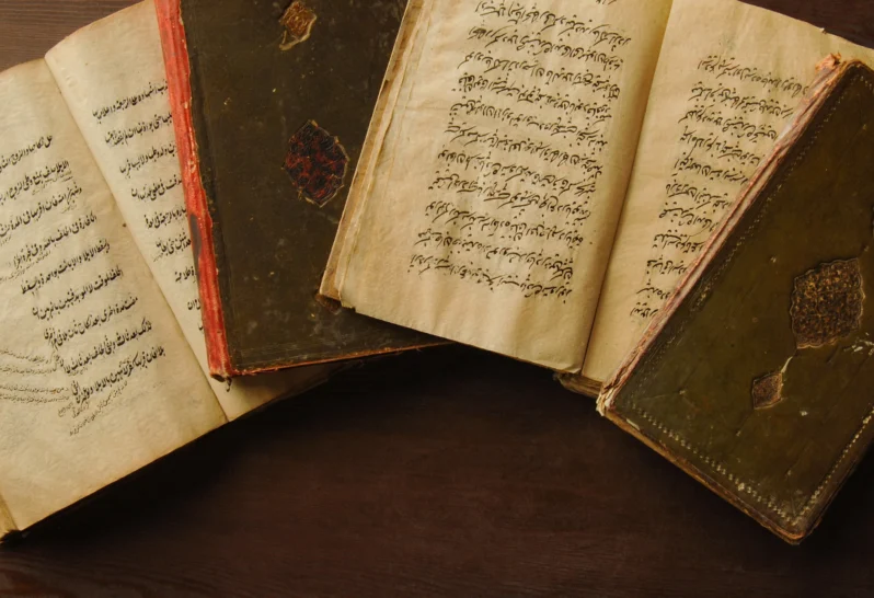 Stapel offener alter Bücher in arabischer Sprache. Altes arabisches Manuskript