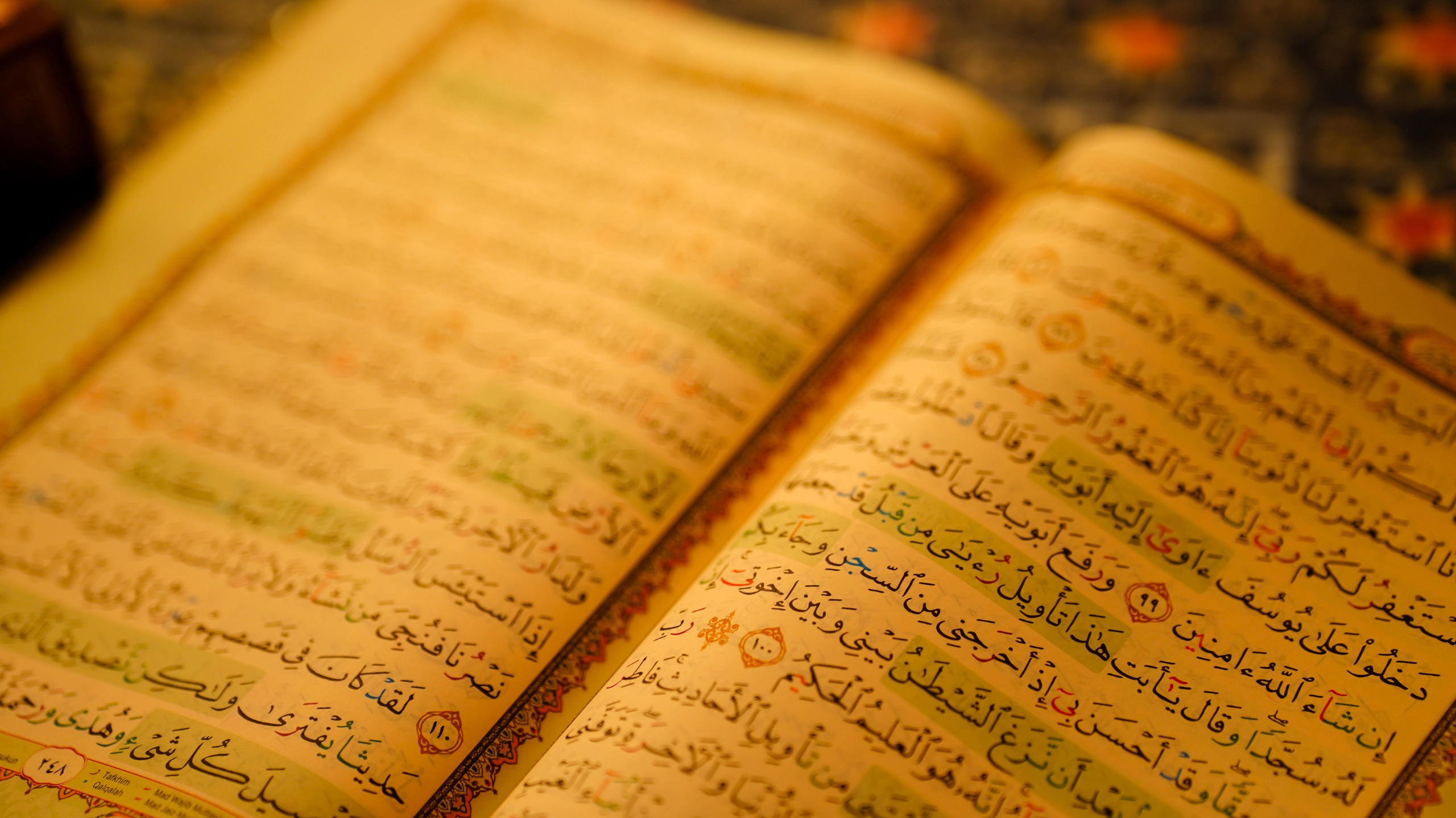 Der Koran ist bei der Sure mit farbigen Tajweed-Markierungen und arabischer Schrift unter sanfter goldener Beleuchtung geöffnet, die Reflexion und Führung symbolisiert