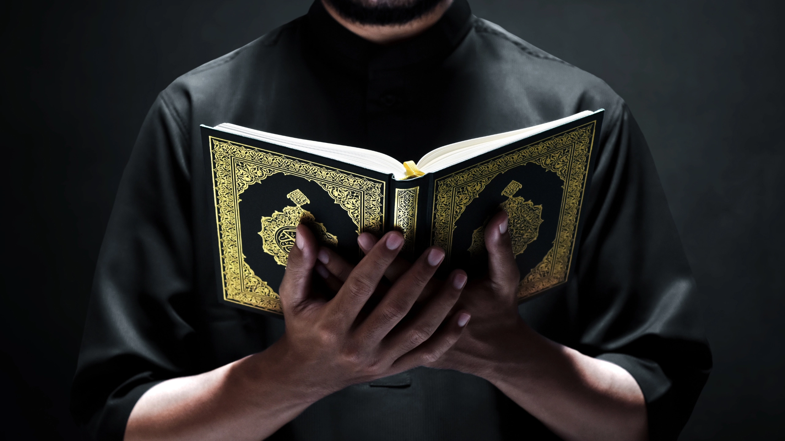Religiöser muslimischer Mann liest den Heiligen Koran